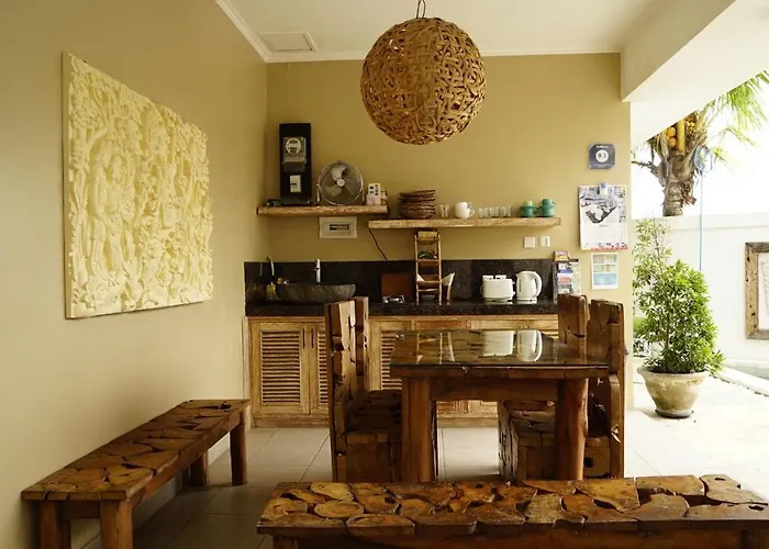 - Pererenan " Abalihouse " 2* Canggu (Bali)