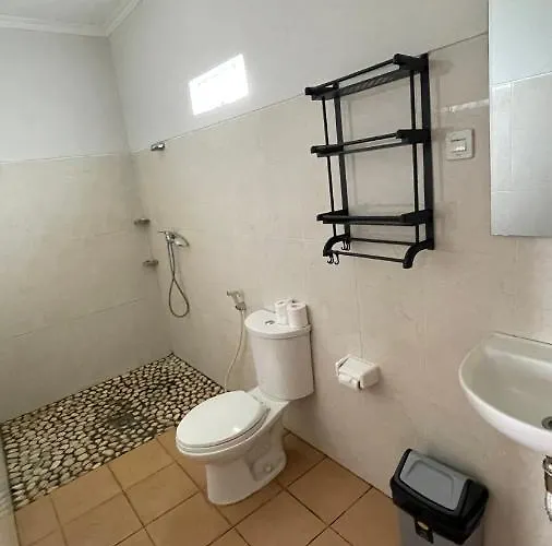 - Pererenan " Abalihouse " 2* Canggu (Bali)